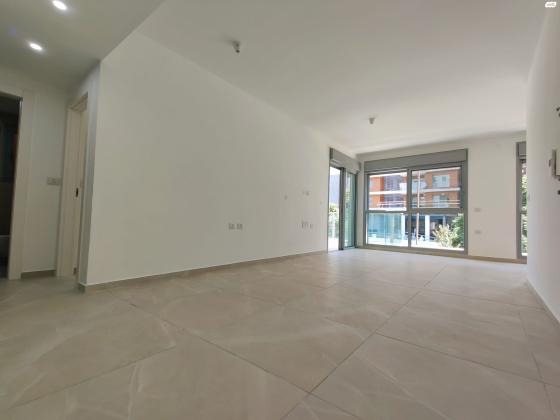 חנה רובינא 4 (מרכז)