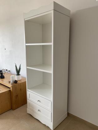 כוננית ספרים למכירה בצבע