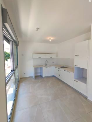 חנה רובינא 4 (מרכז)