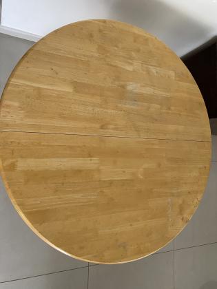 שולחן עץ עגול שנפתח לאליפסה