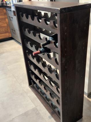 מעמד / מתקן לאחסון עד 40 בקבוקי יין