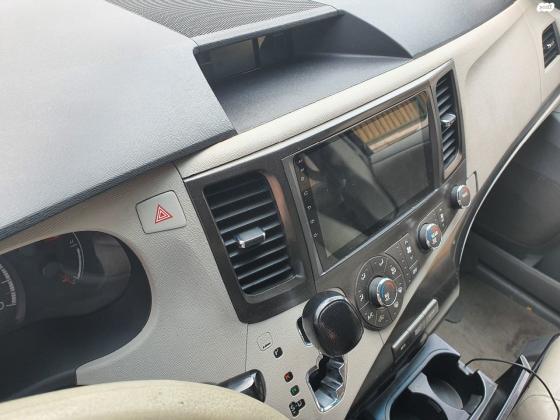 טויוטה סיינה (2010)