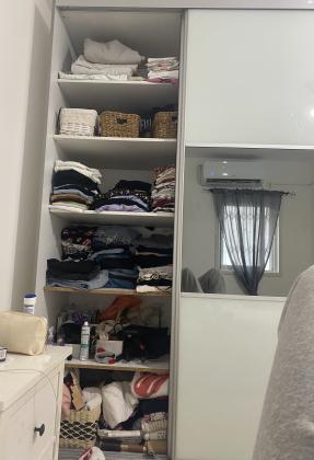 ארון לבן עם מראה באמצע, 2 דלתות הזזה