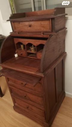 מכתבה בסגנון עתיק, עשויה עץ