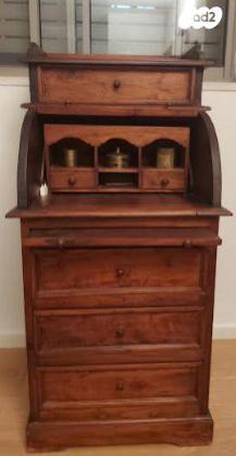 מכתבה בסגנון עתיק, עשויה עץ