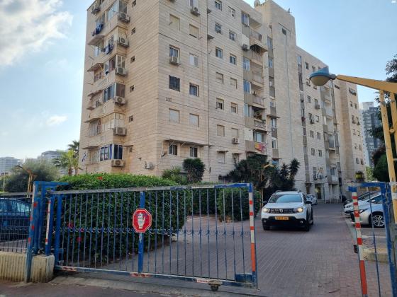 אהרון בוגנים 1 (רמת דן;גבעת הדר)