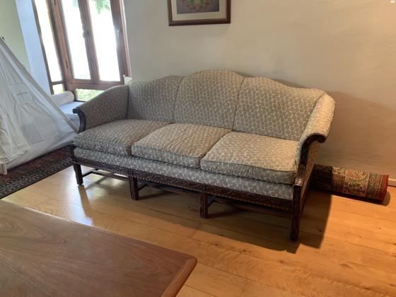 ספה עתיקה בסגנון צ״יפנדייל אנגלי
