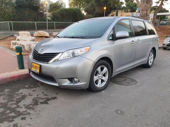 טויוטה סיינה (2010)