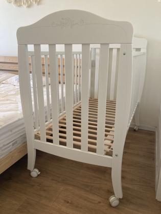 מיטת תינוק של שילב (רהיטי