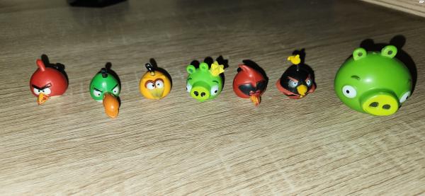 מגוון בובות קטנות של אנגרי