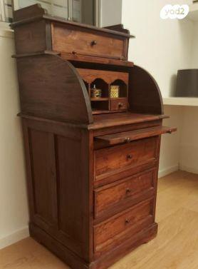 מכתבה בסגנון עתיק, עשויה עץ