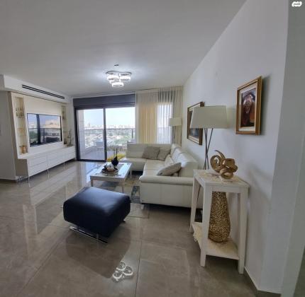 עליזה בגין 4 (בנות חיל)