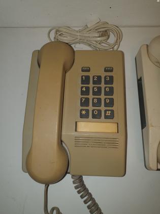 2 טלפונים לחצנים בזק דגם זמיר