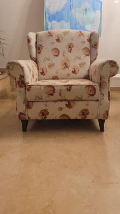 למכירה כורסאת "ארצ'י בנקר" פרחונית