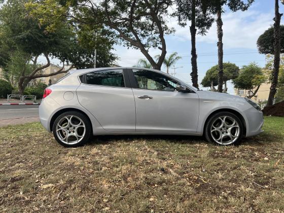 אלפא רומיאו ג'ולייטה (2014)