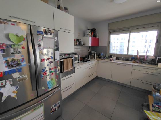 חסידה 4 (גני שרון)