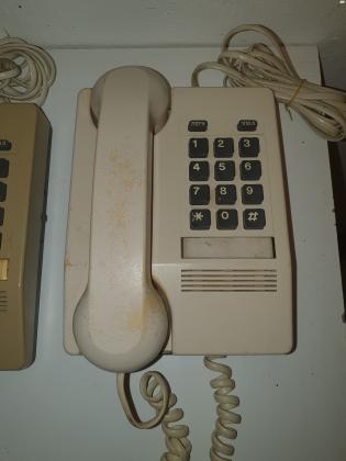 2 טלפונים לחצנים בזק דגם זמיר