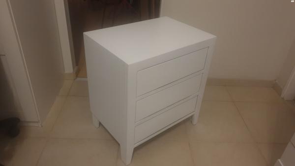 2 שידות עץ לבנות