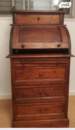 מכתבה בסגנון עתיק, עשויה עץ