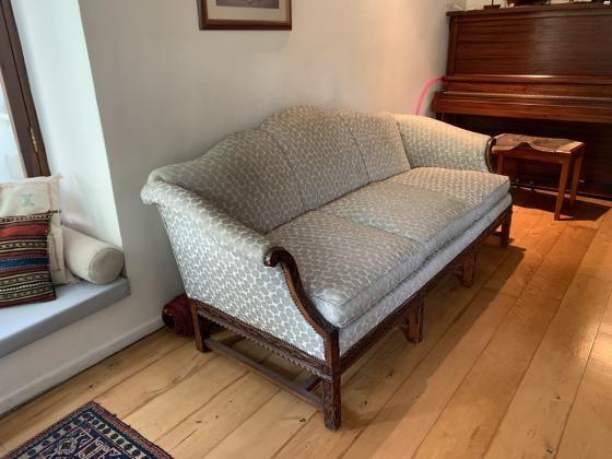 ספה עתיקה בסגנון צ״יפנדייל אנגלי