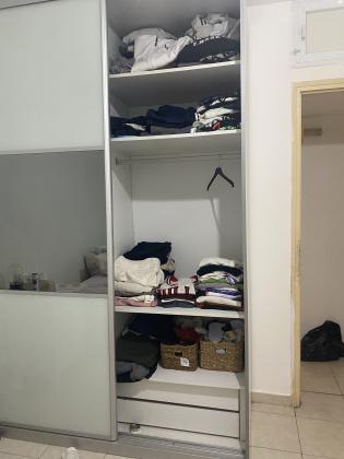 ארון לבן עם מראה באמצע, 2 דלתות הזזה