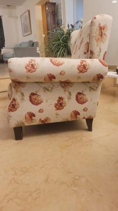 למכירה כורסאת "ארצ'י בנקר" פרחונית