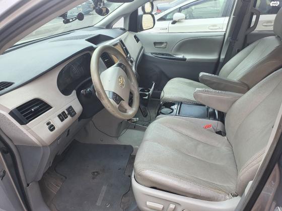 טויוטה סיינה (2010)