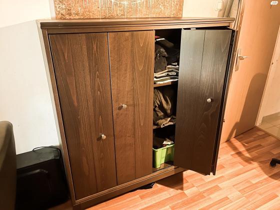 ארון בצבע שחור, 4 דלתות