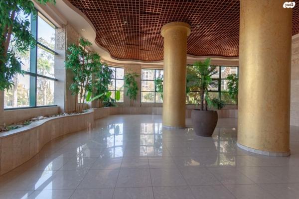 שדרות יוהנה ז'בוטינסקי 12 (נווה זאב)