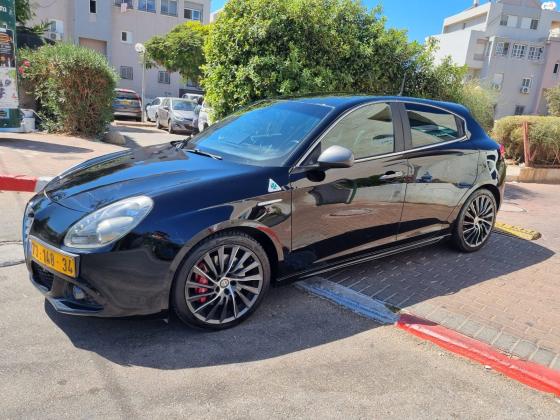 אלפא רומיאו ג'ולייטה (2015)