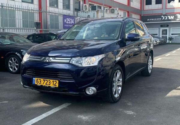 מיצובישי אאוטלנדר (2013)