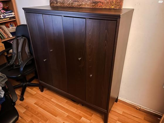 ארון בצבע שחור, 4 דלתות