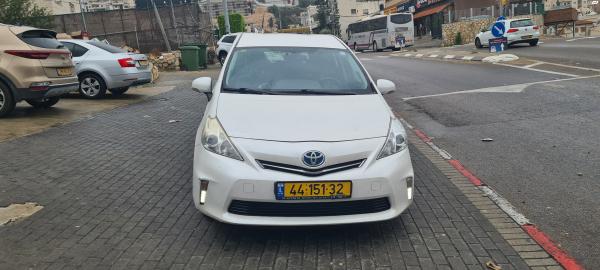 טויוטה פריוס פלוס הייבריד (2015)