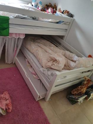 מיטת קומותיים של עצמלה בת