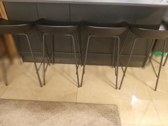 למכירה 4 כיסאות בר במצב
