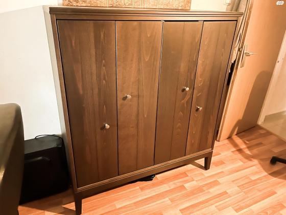 ארון בצבע שחור, 4 דלתות