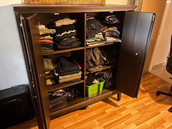 ארון בצבע שחור, 4 דלתות