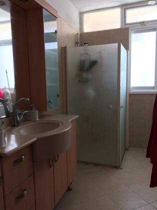 דבורה בארון 7 (כצנלסון)