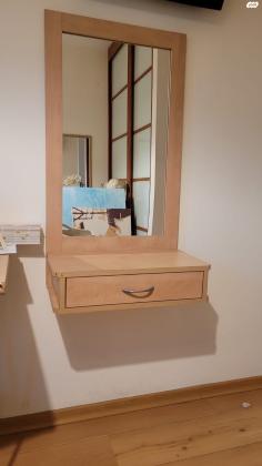 למכירה שידת איפור תלויה מעץ