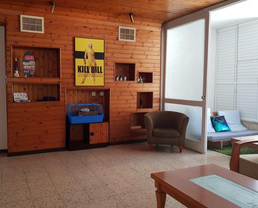 דבורה בארון 7 (כצנלסון)