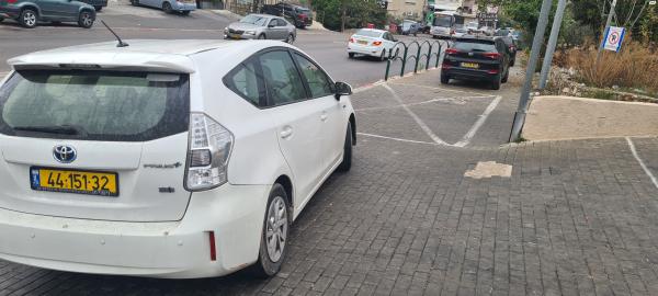 טויוטה פריוס פלוס הייבריד (2015)