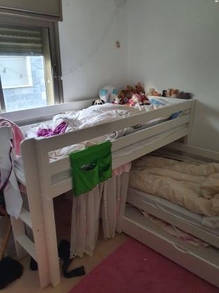 מיטת קומותיים של עצמלה בת