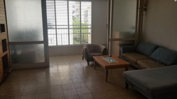 דבורה בארון 7 (כצנלסון)