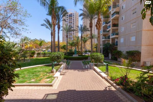 שדרות יוהנה ז'בוטינסקי 12 (נווה זאב)