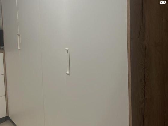 ארון בגדים 4 דלתות, בעל