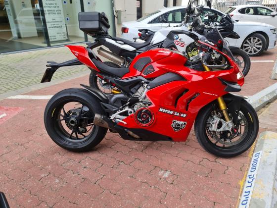 דוקאטי פניגאלה V4S (2021)