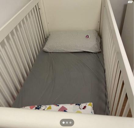 מיטת תינוק גדולה מעוצבת מעץ