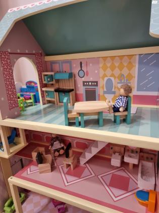 למכירה: בית בובות ענק מעץ