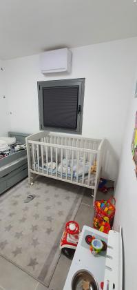 מיטת תינוק צבע אפור בלי