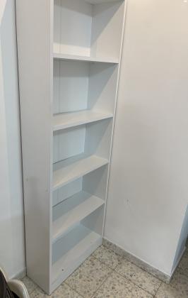 למכירה כוננית טלי בצבע לבן